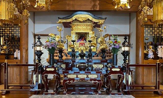練馬区　本覚寺様へ修復前机・焼香机・中央香台他を納入致しました